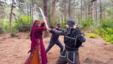 Actors preparing for battle scenes on the set of Kuruluş Osman with choreography instructor Raiim Muradov.