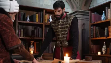Sultan Mehmed standing in front of the Fatih Mosque under construction, with conflict in his eyes.